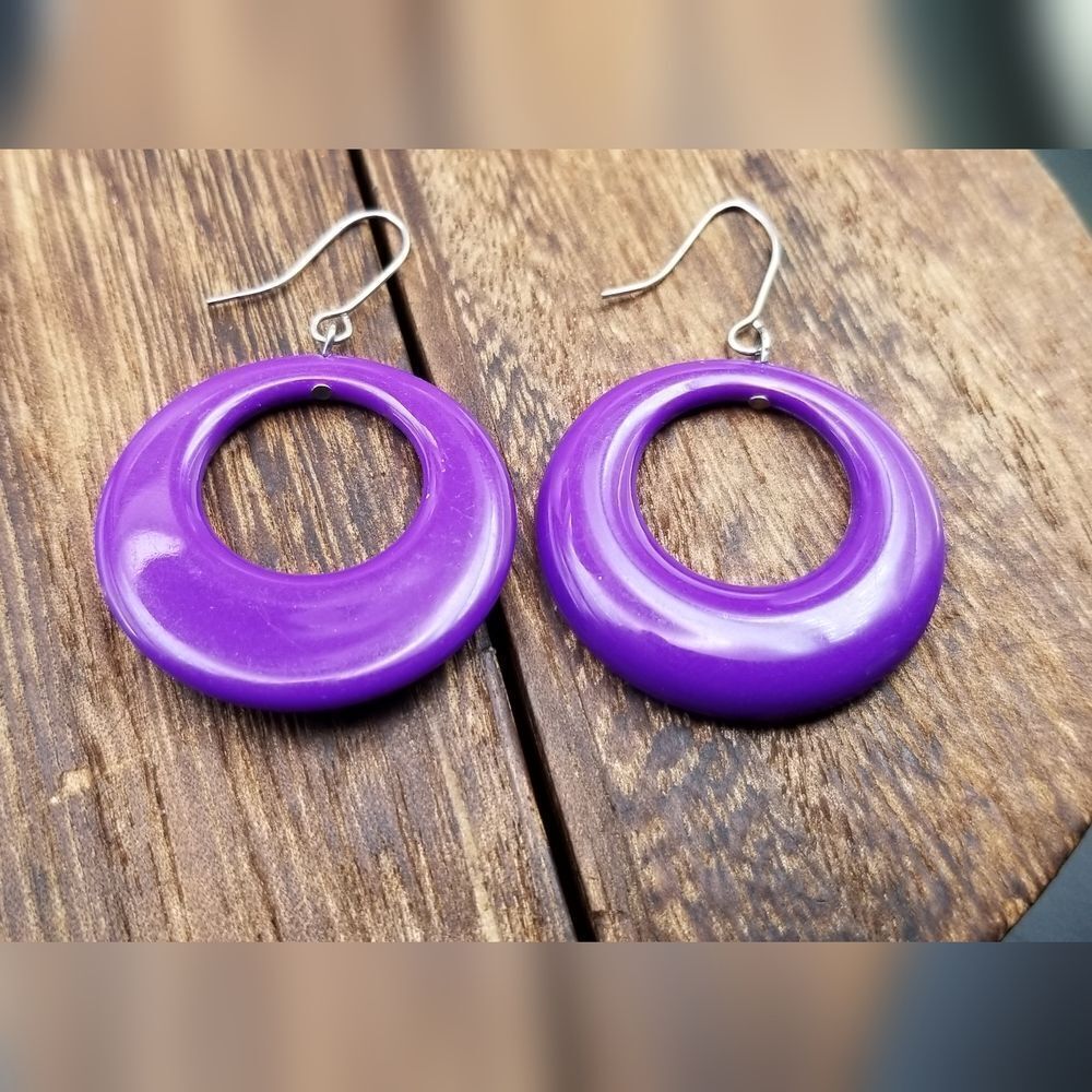 Fun and bright purple retro hoop earrings E256